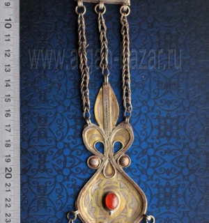 Височная подвеска с амулетом "Адамлык" и подвесками "Шельпе". Афганистан, туркмены племени Эрсари, 20 в. Височная подвеска с амулетом "Адамлык" и подвесками "Шельпе". Афганистан, туркме