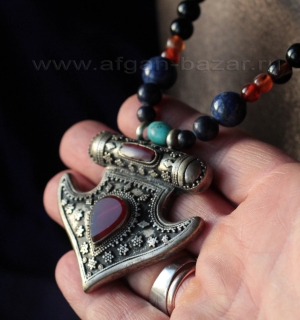 Колье с подвеской в иранском стиле с агатом, лазуритом и сердоликом Колье с подвеской в иранском стиле с агатом, лазуритом и сердоликом